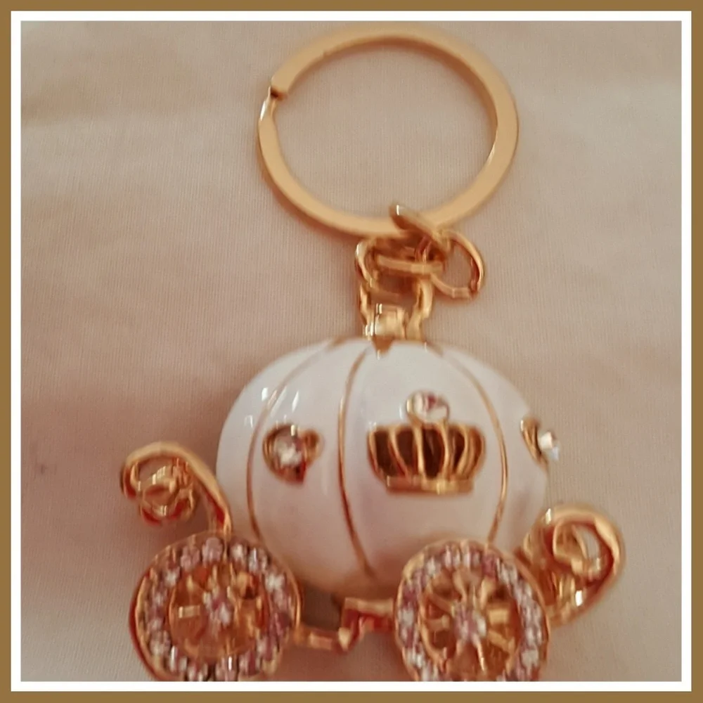 White Enamel & Rhinestone Cinderellas Regal Coach Purse/Keyring Goldtone NEW